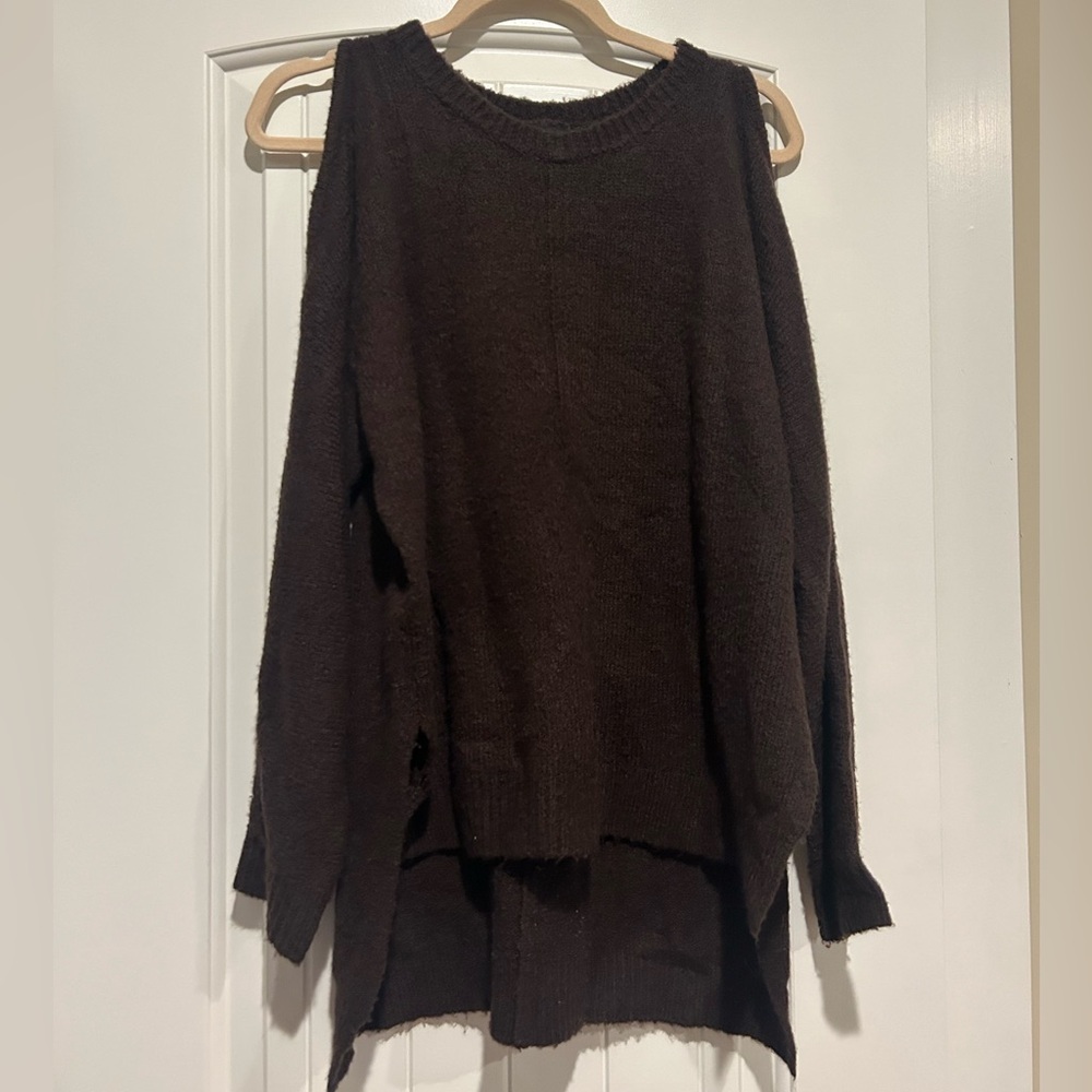 Dressy sweater with cut outs in the shoulder